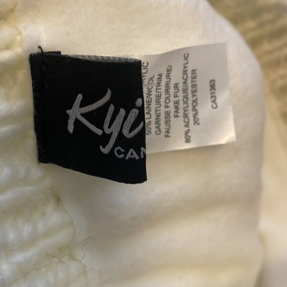 Kyi Kyi Classic Beanie Faux Fur Pom Ivory New - Picture 2 of 3